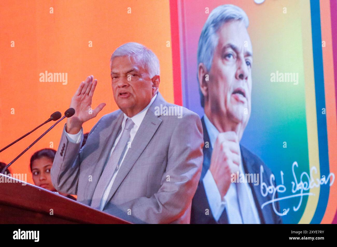 Colombo, Sri Lanka. 29 agosto 2024. Il presidente e candidato presidenziale indipendente dello Sri Lanka Ranil Wickremesinghe parla durante il lancio del suo manifesto elettorale. Lo Sri Lanka, strappato dal contante, non aveva altra scelta che accettare un salvataggio del FMI che richiedeva severe misure di austerità, ha detto Wickremesinghe il 29 agosto svelando un manifesto per la sua offerta di rielezione. (Foto di Saman Abesiriwardana/Pacific Press) credito: Pacific Press Media Production Corp./Alamy Live News Foto Stock