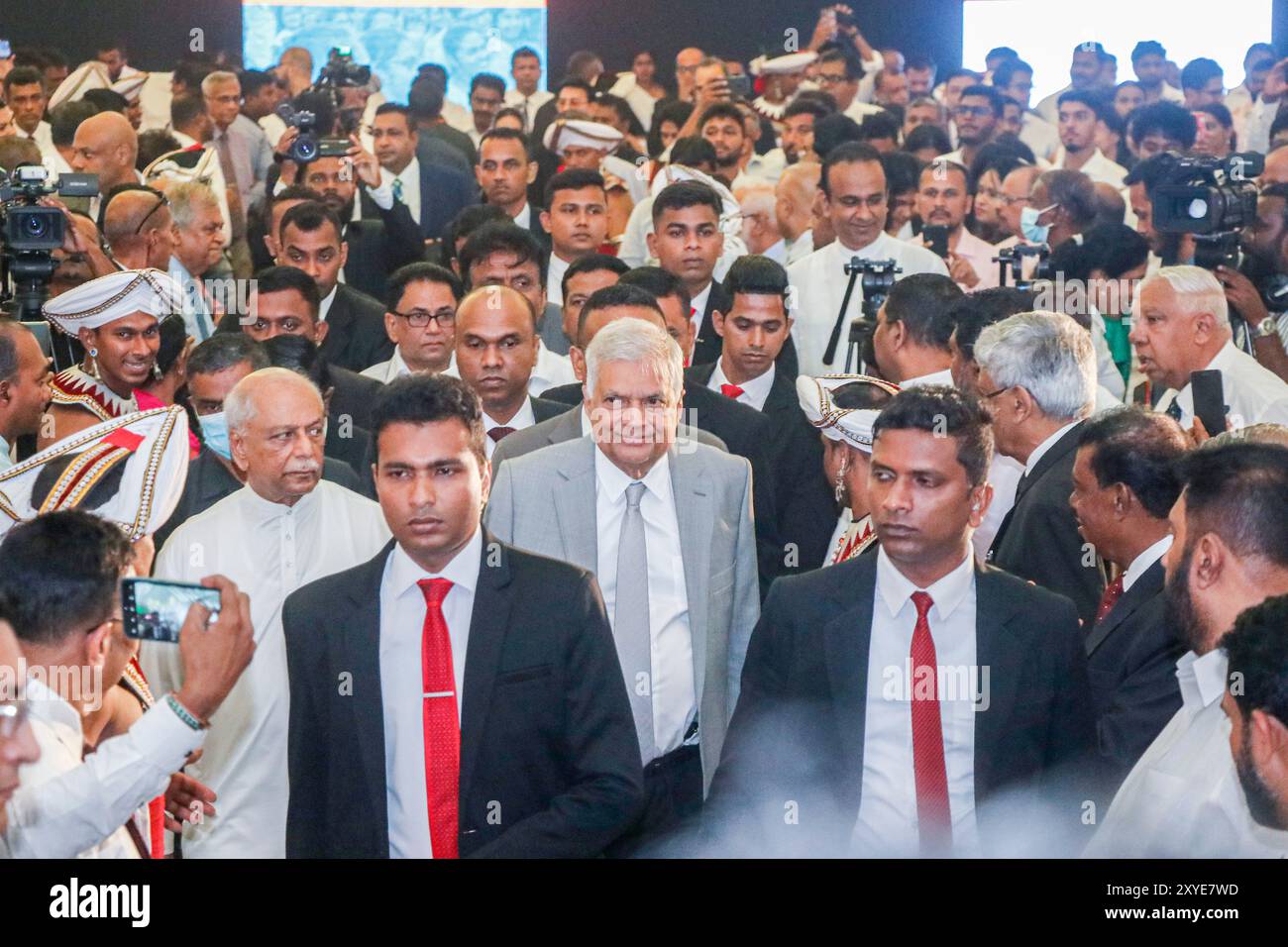 Colombo, Sri Lanka. 29 agosto 2024. Il presidente e candidato presidenziale indipendente dello Sri Lanka Ranil Wickremesinghe (C) partecipa al lancio del suo manifesto elettorale. Lo Sri Lanka, strappato dal contante, non aveva altra scelta che accettare un salvataggio del FMI che richiedeva severe misure di austerità, ha detto Wickremesinghe il 29 agosto svelando un manifesto per la sua offerta di rielezione. (Foto di Saman Abesiriwardana/Pacific Press) credito: Pacific Press Media Production Corp./Alamy Live News Foto Stock