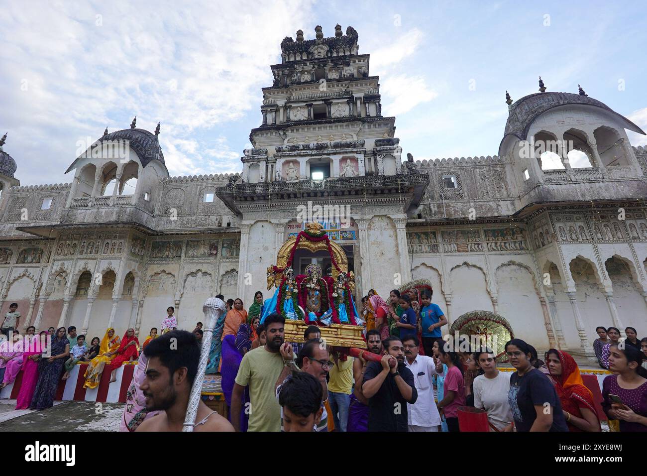 Pushkar, India. 29 agosto 2024. I giovani indù prendono parte a un rituale per celebrare il festival Janmashtami, che celebra la nascita della divinità indù Krishna, nel vecchio tempio Rangji a Pushkar, Rajasthan, India, il 28 agosto 2024. Foto di ABACAPRESS. COM credito: Abaca Press/Alamy Live News Foto Stock