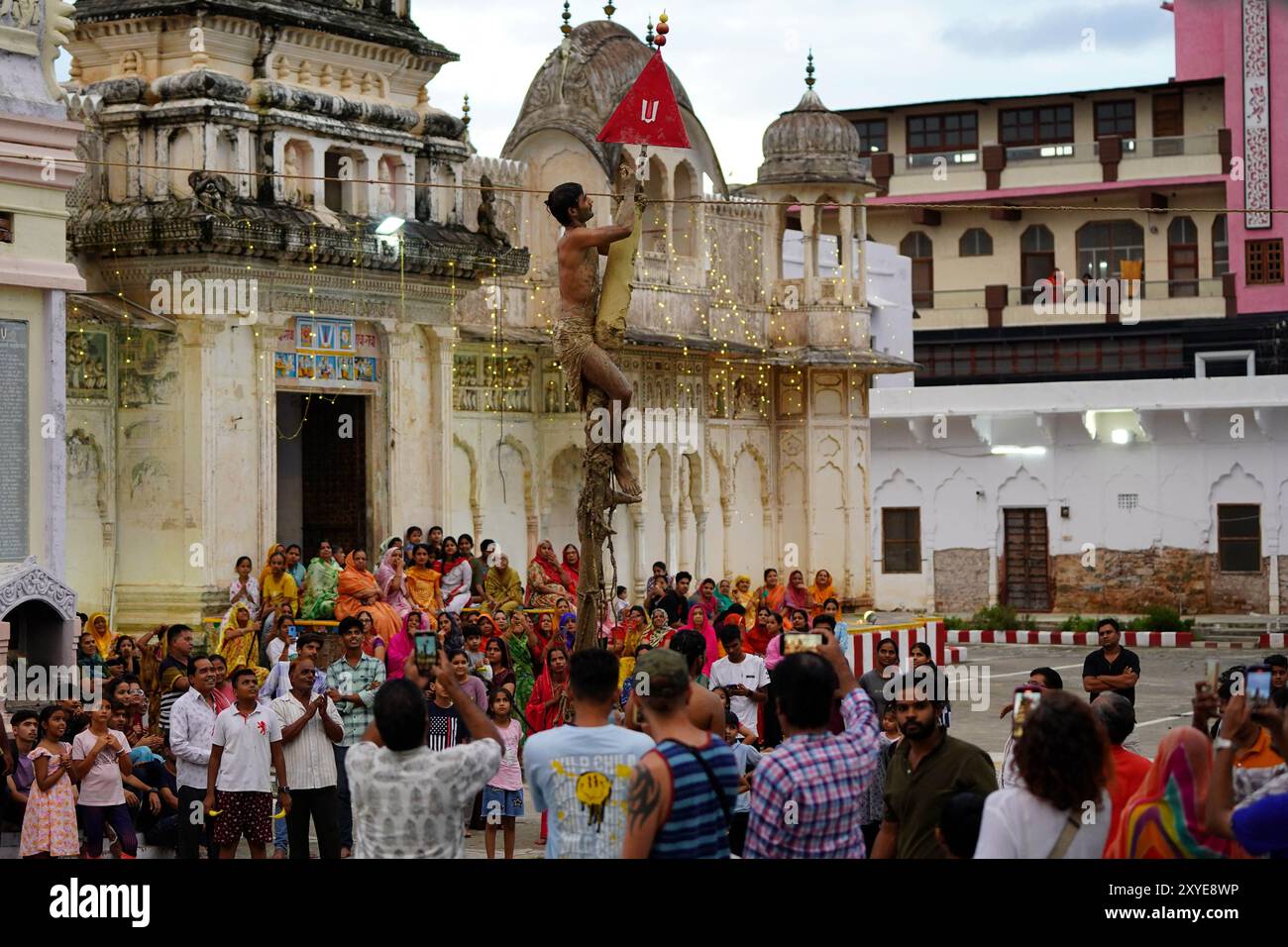 Pushkar, India. 29 agosto 2024. I giovani indù prendono parte a un rituale per celebrare il festival Janmashtami, che celebra la nascita della divinità indù Krishna, nel vecchio tempio Rangji a Pushkar, Rajasthan, India, il 28 agosto 2024. Foto di ABACAPRESS. COM credito: Abaca Press/Alamy Live News Foto Stock
