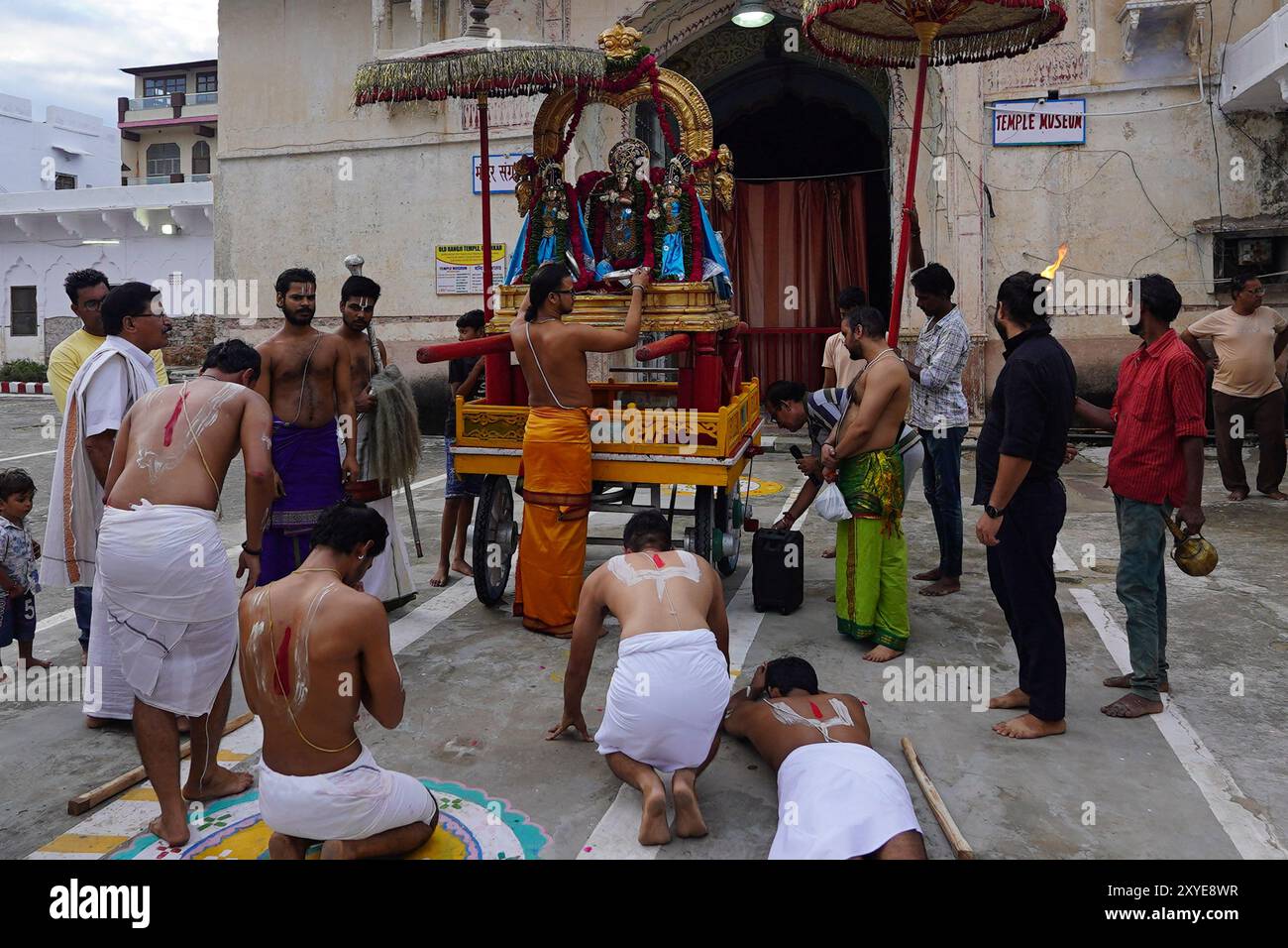 Pushkar, India. 29 agosto 2024. I giovani indù prendono parte a un rituale per celebrare il festival Janmashtami, che celebra la nascita della divinità indù Krishna, nel vecchio tempio Rangji a Pushkar, Rajasthan, India, il 28 agosto 2024. Foto di ABACAPRESS. COM credito: Abaca Press/Alamy Live News Foto Stock