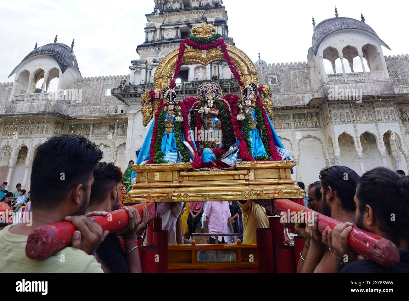 Pushkar, India. 29 agosto 2024. I giovani indù prendono parte a un rituale per celebrare il festival Janmashtami, che celebra la nascita della divinità indù Krishna, nel vecchio tempio Rangji a Pushkar, Rajasthan, India, il 28 agosto 2024. Foto di ABACAPRESS. COM credito: Abaca Press/Alamy Live News Foto Stock