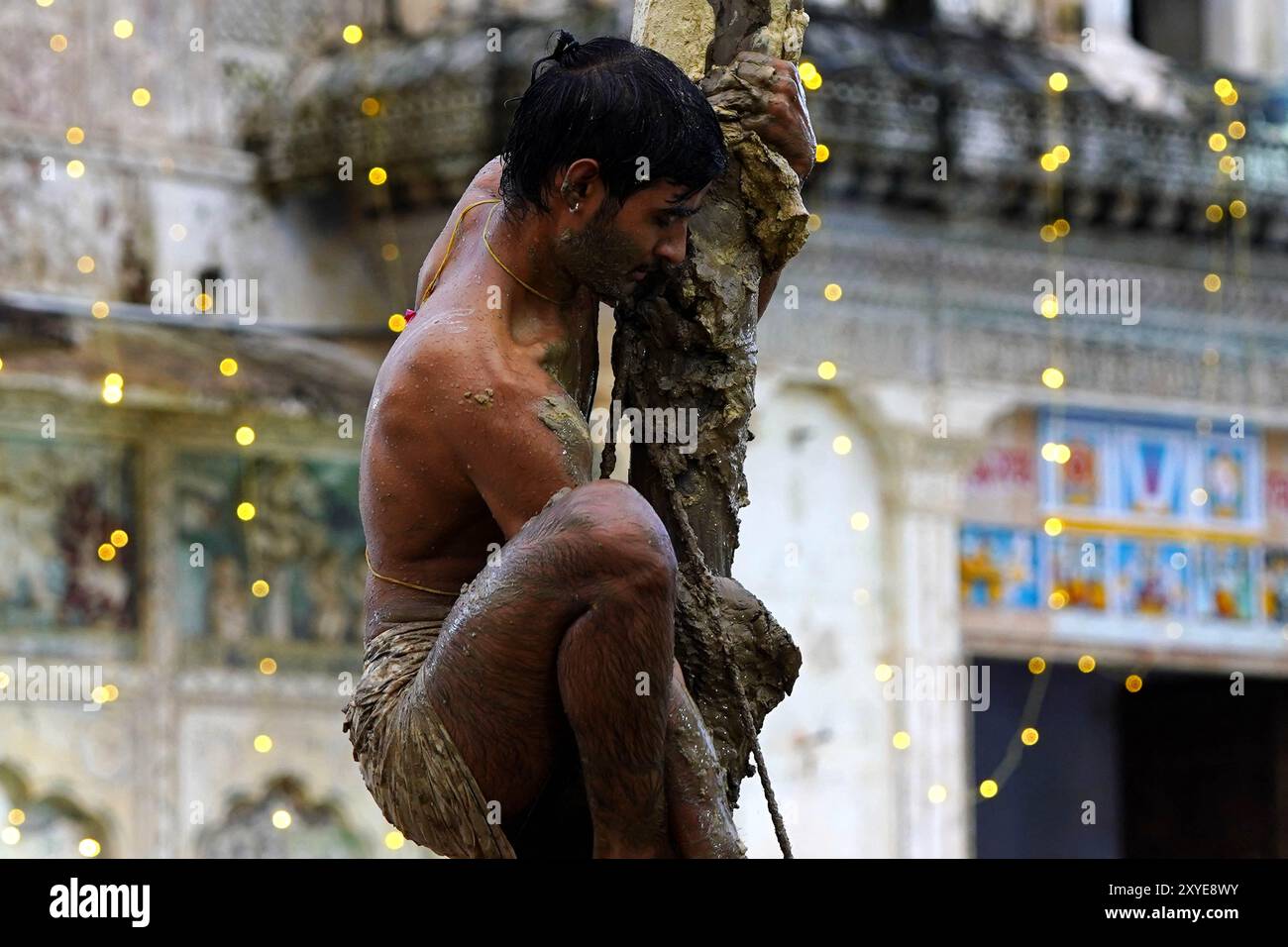 Pushkar, India. 29 agosto 2024. I giovani indù prendono parte a un rituale per celebrare il festival Janmashtami, che celebra la nascita della divinità indù Krishna, nel vecchio tempio Rangji a Pushkar, Rajasthan, India, il 28 agosto 2024. Foto di ABACAPRESS. COM credito: Abaca Press/Alamy Live News Foto Stock