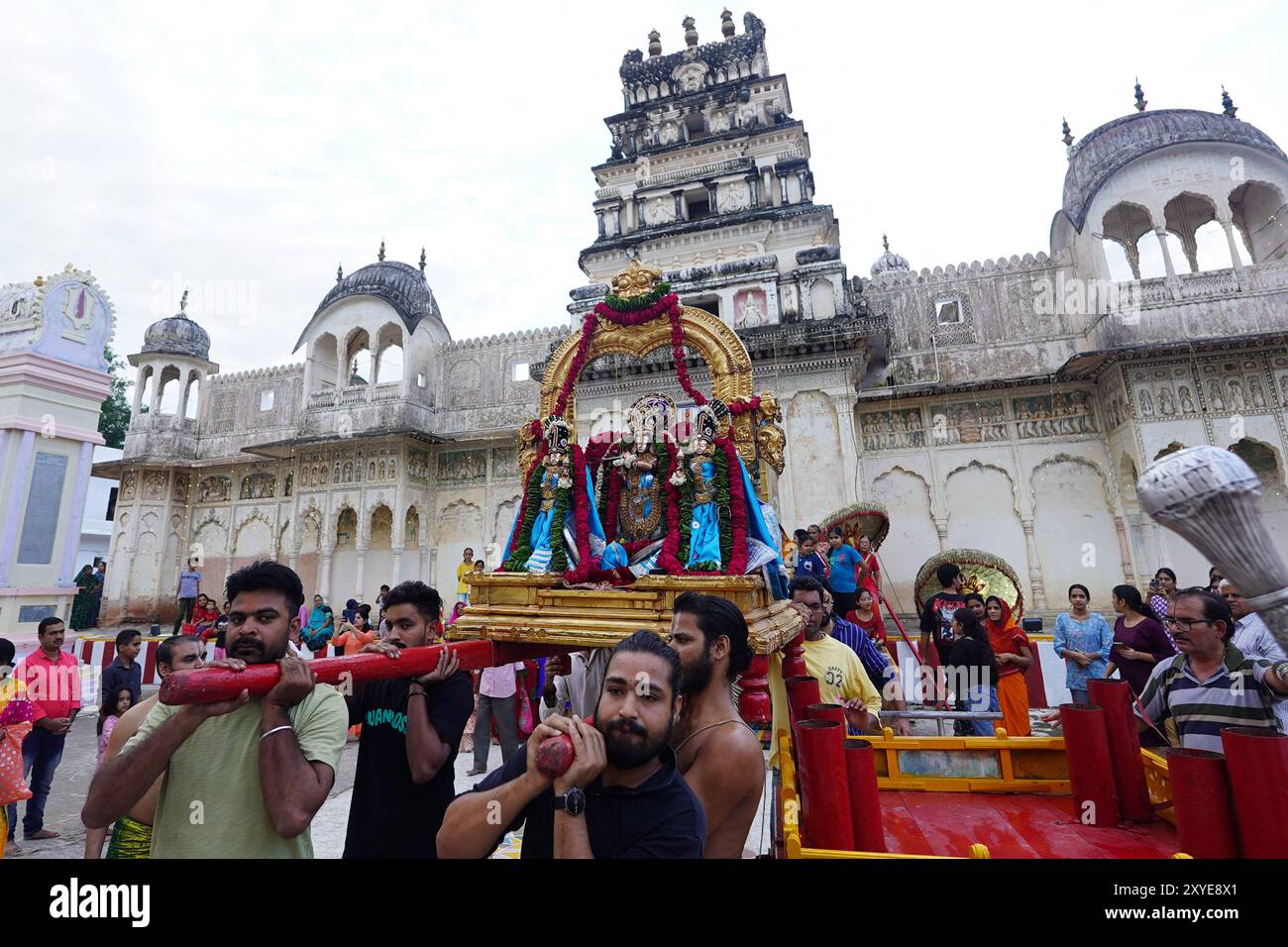 Pushkar, India. 29 agosto 2024. I giovani indù prendono parte a un rituale per celebrare il festival Janmashtami, che celebra la nascita della divinità indù Krishna, nel vecchio tempio Rangji a Pushkar, Rajasthan, India, il 28 agosto 2024. Foto di ABACAPRESS. COM credito: Abaca Press/Alamy Live News Foto Stock