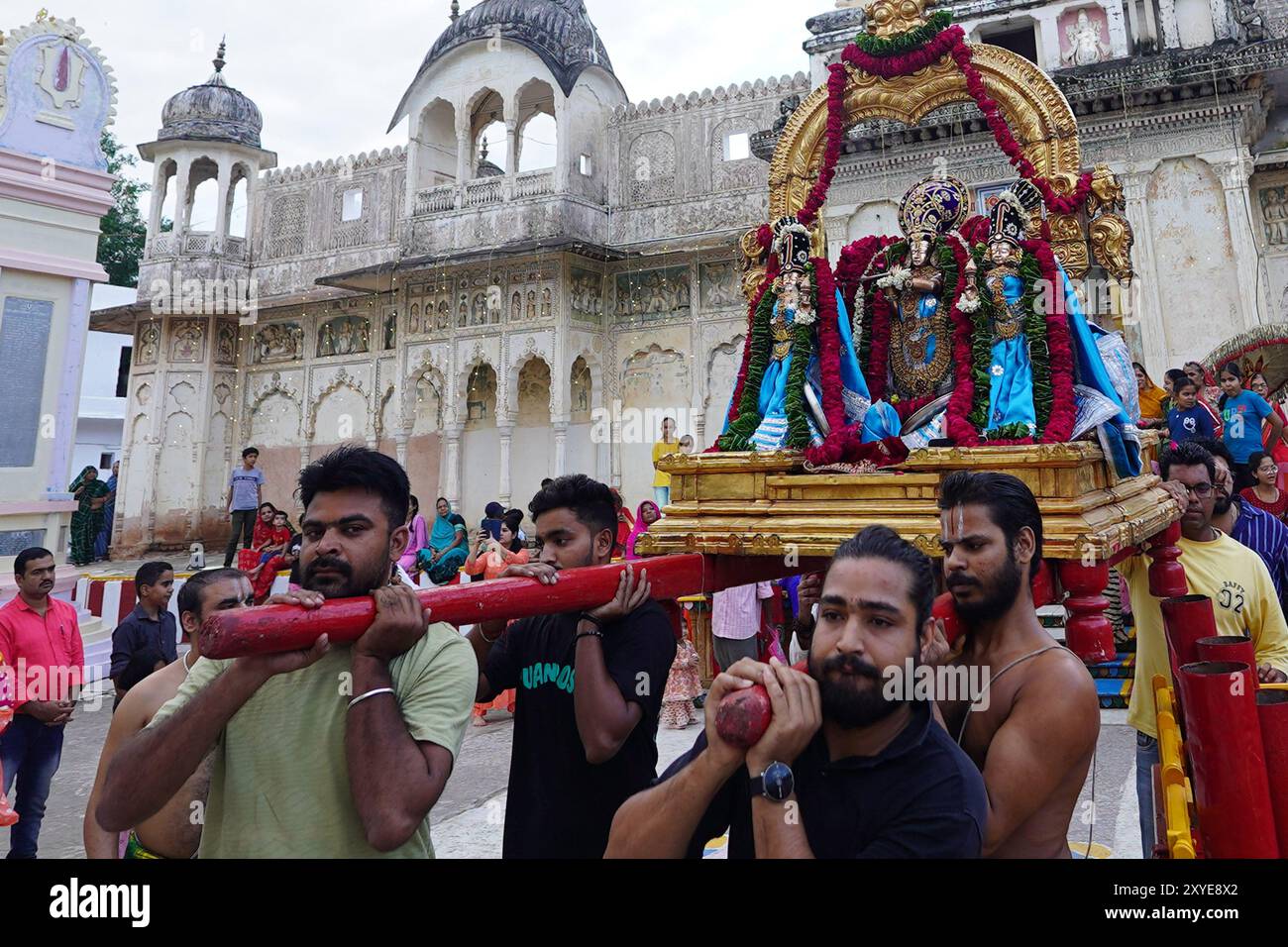 Pushkar, India. 29 agosto 2024. I giovani indù prendono parte a un rituale per celebrare il festival Janmashtami, che celebra la nascita della divinità indù Krishna, nel vecchio tempio Rangji a Pushkar, Rajasthan, India, il 28 agosto 2024. Foto di ABACAPRESS. COM credito: Abaca Press/Alamy Live News Foto Stock