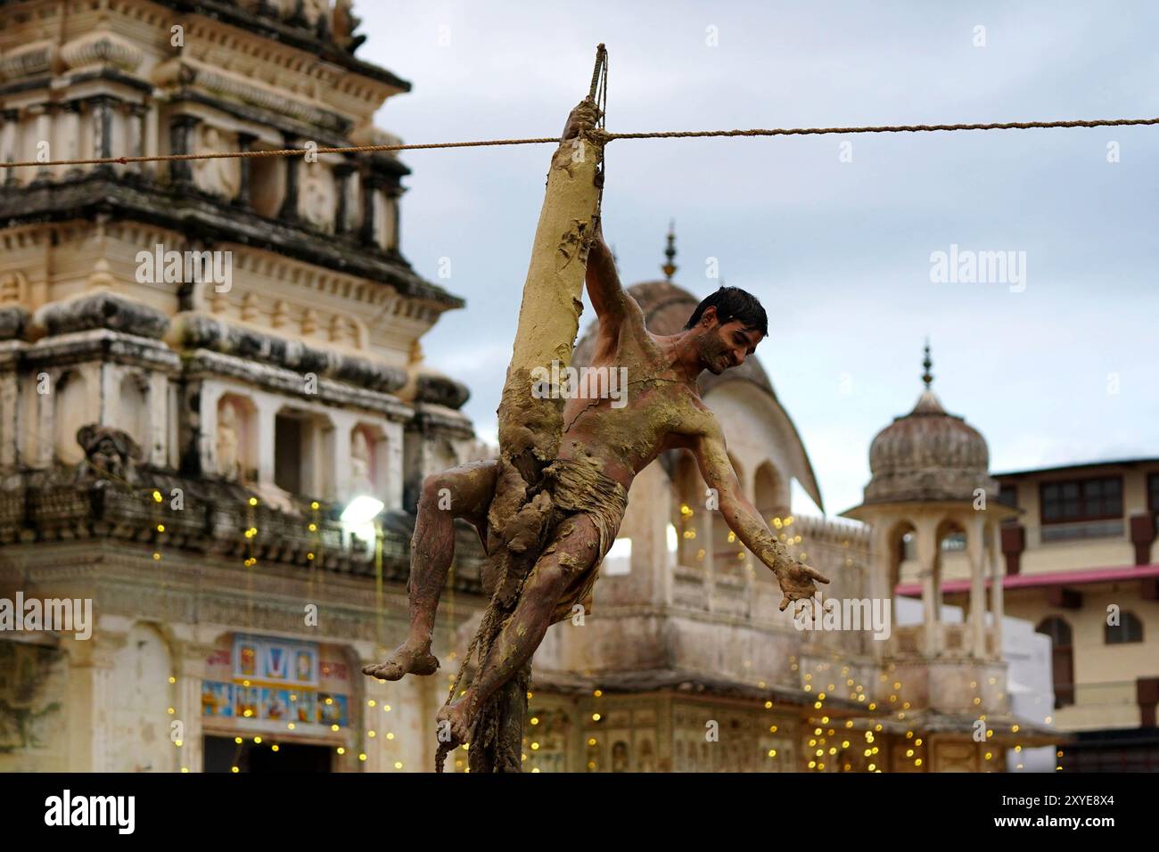 Pushkar, India. 29 agosto 2024. I giovani indù prendono parte a un rituale per celebrare il festival Janmashtami, che celebra la nascita della divinità indù Krishna, nel vecchio tempio Rangji a Pushkar, Rajasthan, India, il 28 agosto 2024. Foto di ABACAPRESS. COM credito: Abaca Press/Alamy Live News Foto Stock