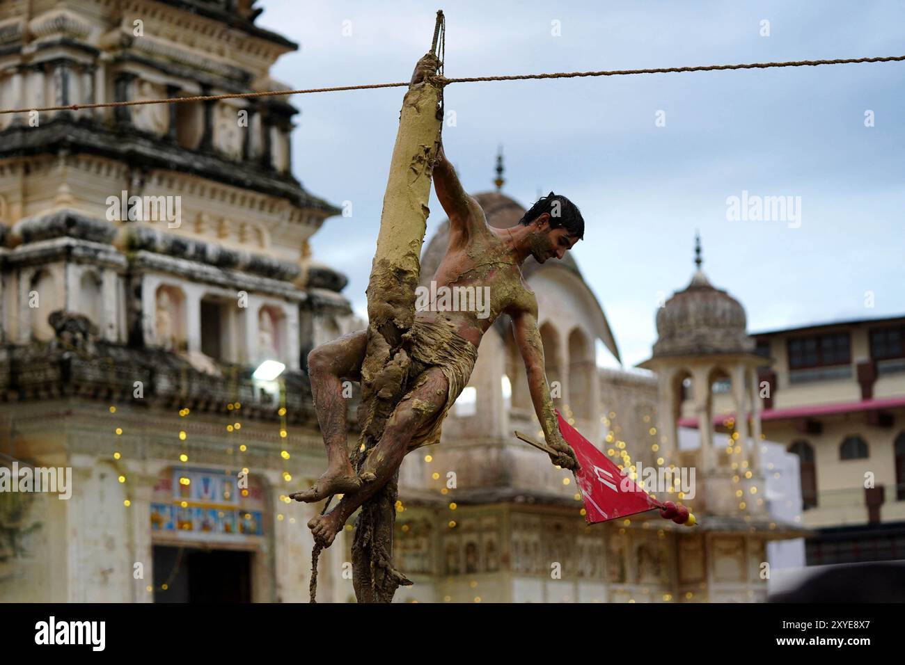 Pushkar, India. 29 agosto 2024. I giovani indù prendono parte a un rituale per celebrare il festival Janmashtami, che celebra la nascita della divinità indù Krishna, nel vecchio tempio Rangji a Pushkar, Rajasthan, India, il 28 agosto 2024. Foto di ABACAPRESS. COM credito: Abaca Press/Alamy Live News Foto Stock