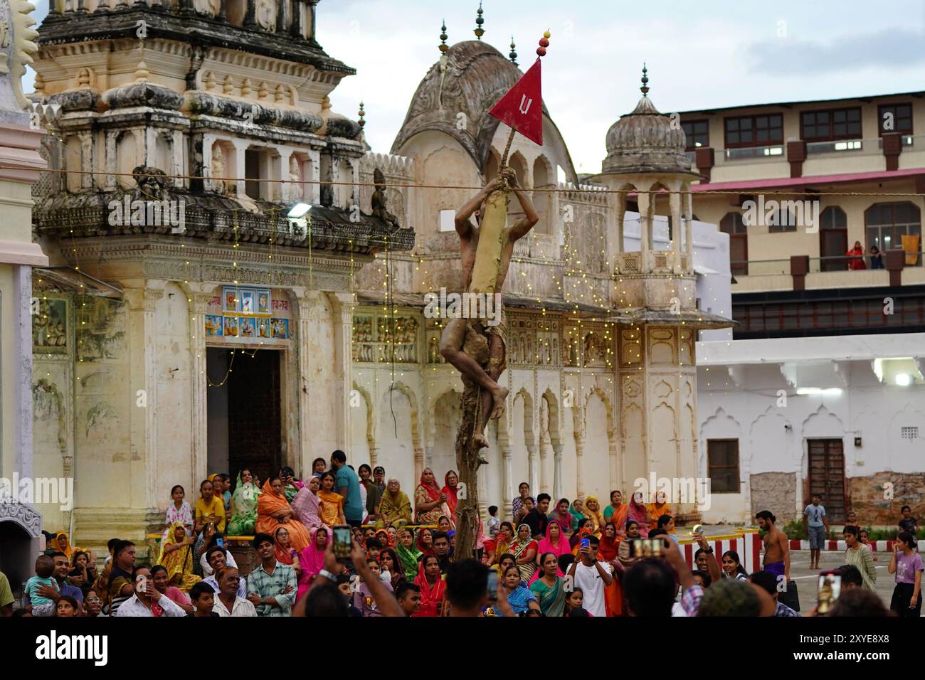 Pushkar, India. 29 agosto 2024. I giovani indù prendono parte a un rituale per celebrare il festival Janmashtami, che celebra la nascita della divinità indù Krishna, nel vecchio tempio Rangji a Pushkar, Rajasthan, India, il 28 agosto 2024. Foto di ABACAPRESS. COM credito: Abaca Press/Alamy Live News Foto Stock