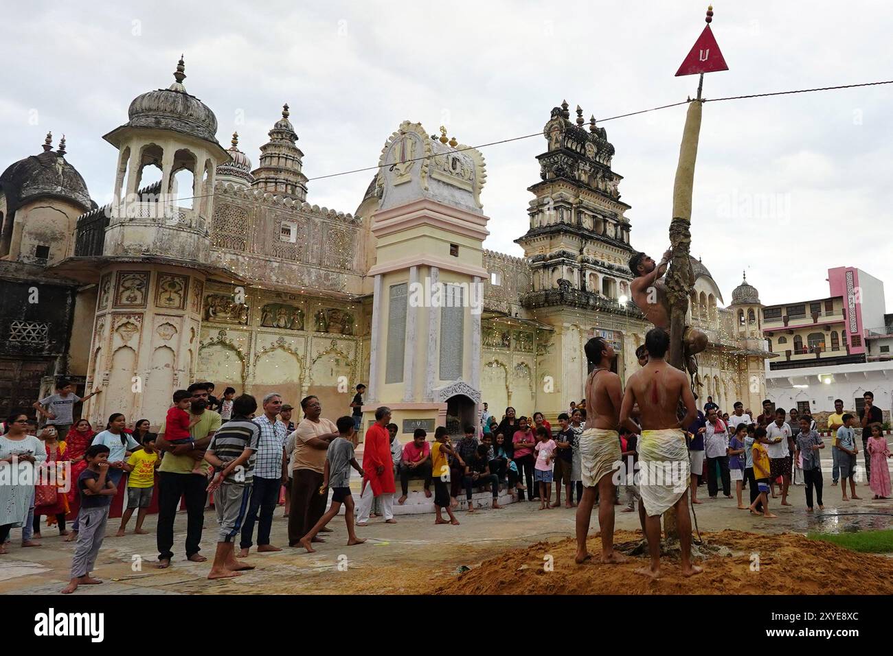 Pushkar, India. 29 agosto 2024. I giovani indù prendono parte a un rituale per celebrare il festival Janmashtami, che celebra la nascita della divinità indù Krishna, nel vecchio tempio Rangji a Pushkar, Rajasthan, India, il 28 agosto 2024. Foto di ABACAPRESS. COM credito: Abaca Press/Alamy Live News Foto Stock