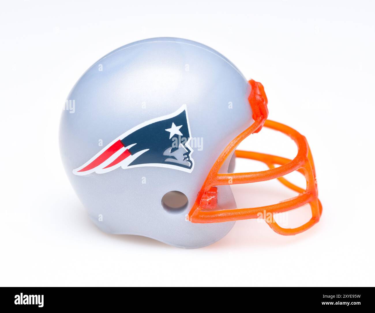 IRVINE, CALIFORNIA - 30 AGOSTO 2018: Mini casco da calcio collezionabile per i New England Patriots della American Football Conference East. Foto Stock