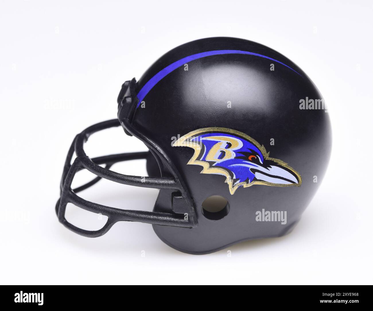 IRVINE, CALIFORNIA - 30 AGOSTO 2018: Mini casco da calcio collezionabile per i Baltimore Ravens della American Football Conference North. Foto Stock