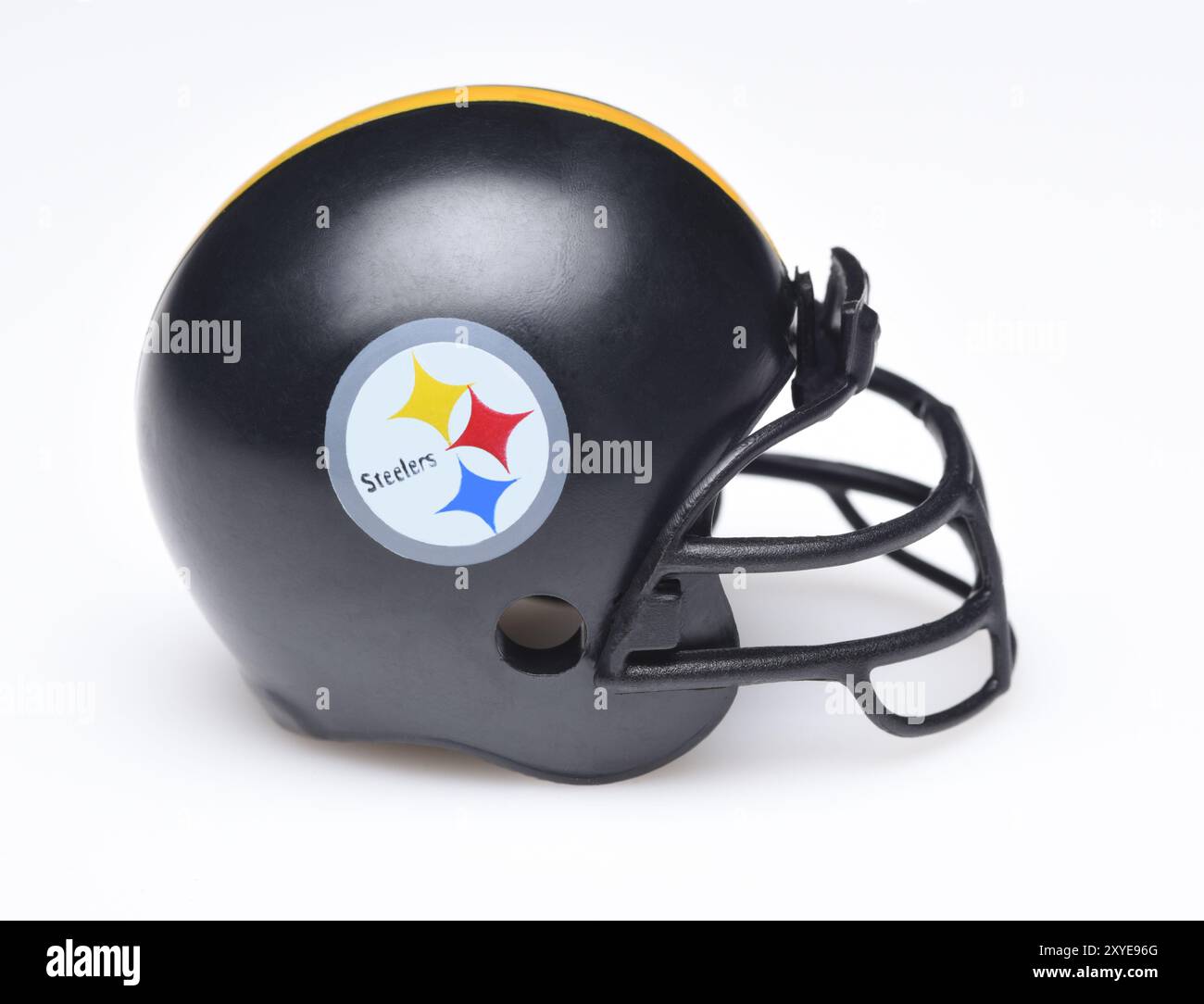 IRVINE, CALIFORNIA - 30 AGOSTO 2018: Mini casco da calcio collezionabile per i Pittsburgh Steelers della American Football Conference North. Foto Stock