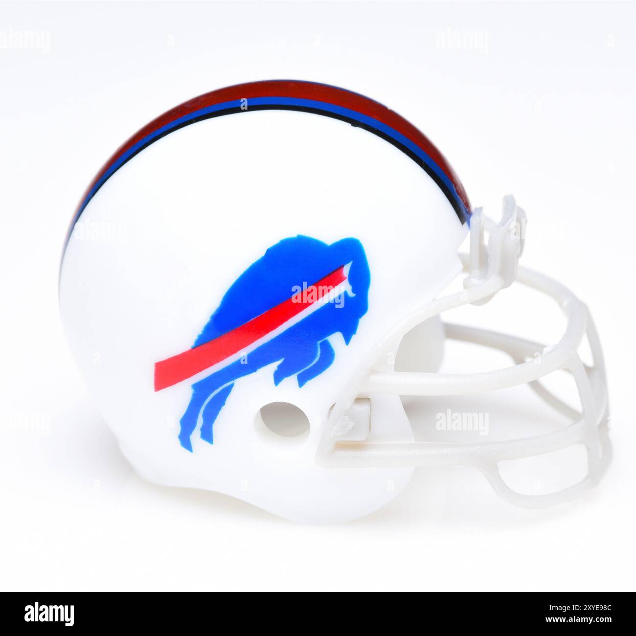 IRVINE, CALIFORNIA - 30 AGOSTO 2018: Mini casco da calcio collezionabile per i Buffalo Bills della American Football Conference East. Foto Stock