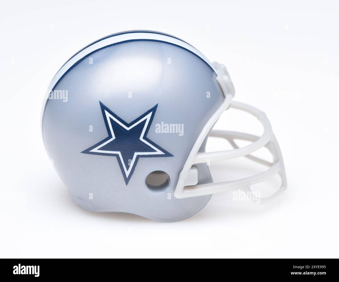 IRVINE, CALIFORNIA - 30 AGOSTO 2018: Mini casco da calcio collezionabile per i Dallas Cowboys della National Football Conference East. Foto Stock