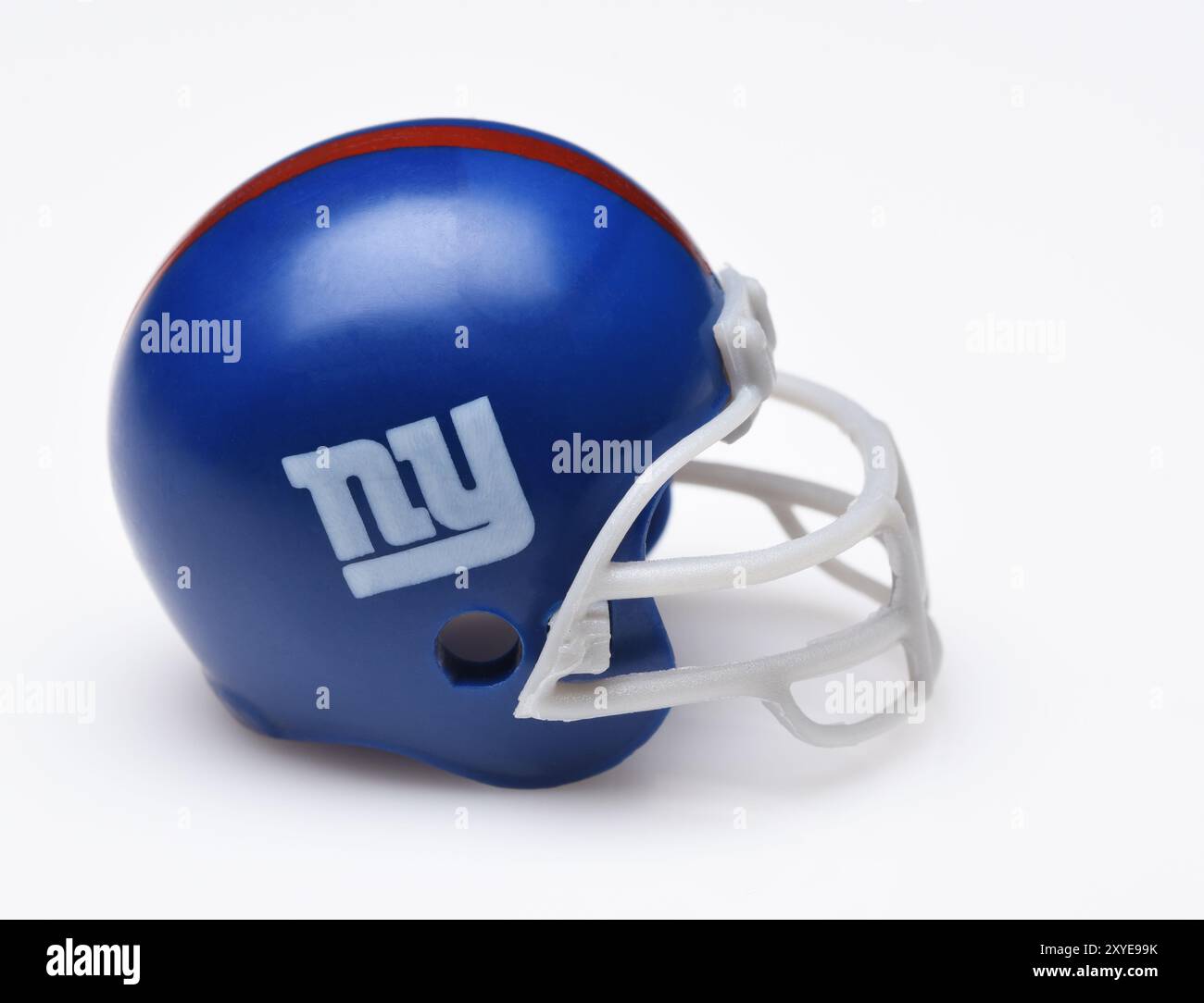 IRVINE, CALIFORNIA - 5 SETTEMBRE 2018: Mini casco da calcio collezionabile per i New York Giants della National Football Conference East. Foto Stock