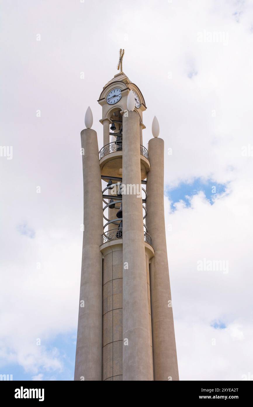 Campanile della cattedrale della nuova Risurrezione ortodossa orientale a Tirana, Albania. Un'interpretazione contemporanea della tradizionale architettura bizantina Foto Stock