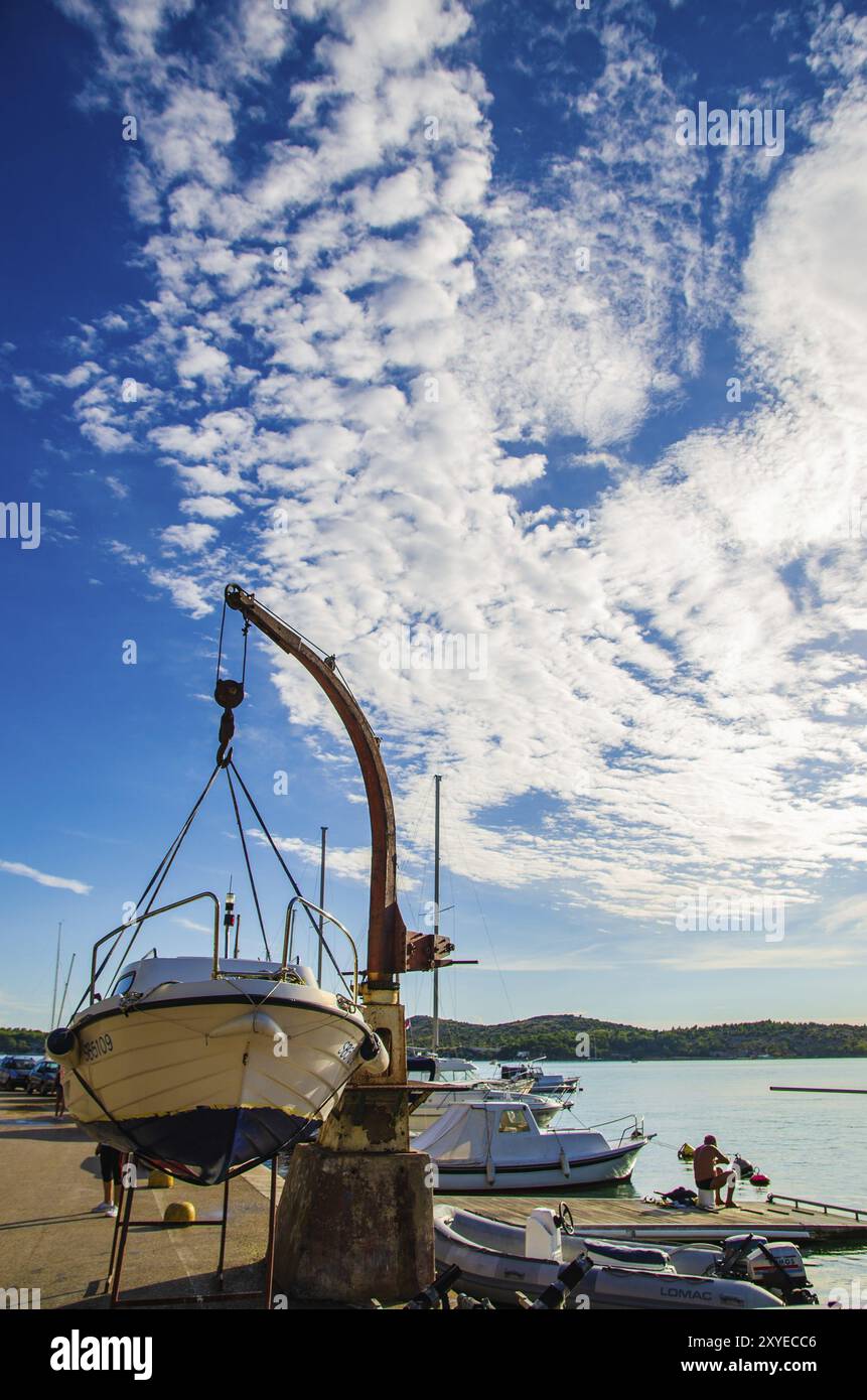 Croazia, 21 07 2014: La città di Sibenik Boat è pronta per la ristrutturazione. Luogo turistico da visitare, Europa Foto Stock