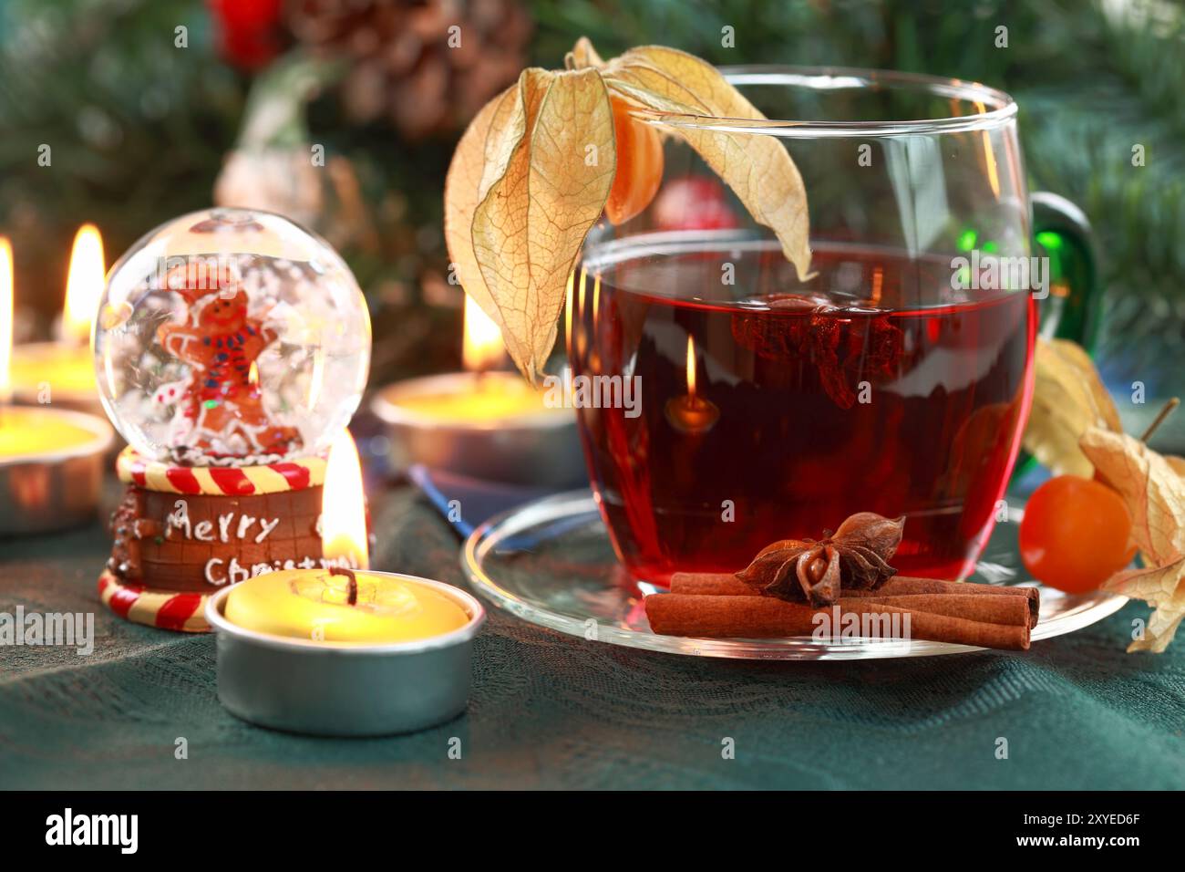 Bevanda calda in inverno e Natale con deliziosi biscotti Foto Stock