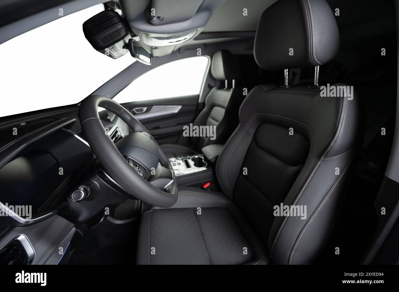 Moderno cruscotto digitale per auto con sedili in pelle, vista laterale e finestra isolata Foto Stock