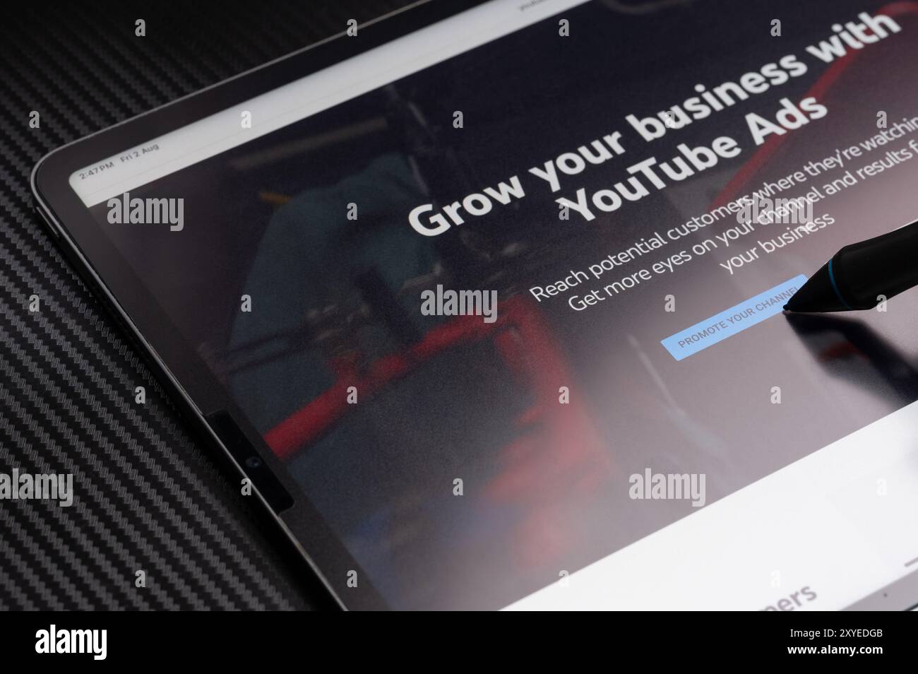 New York, USA - 2 agosto 2024: Fai crescere il tuo business con gli annunci di YouTube su una macro di schermo tablet vista ravvicinata Foto Stock