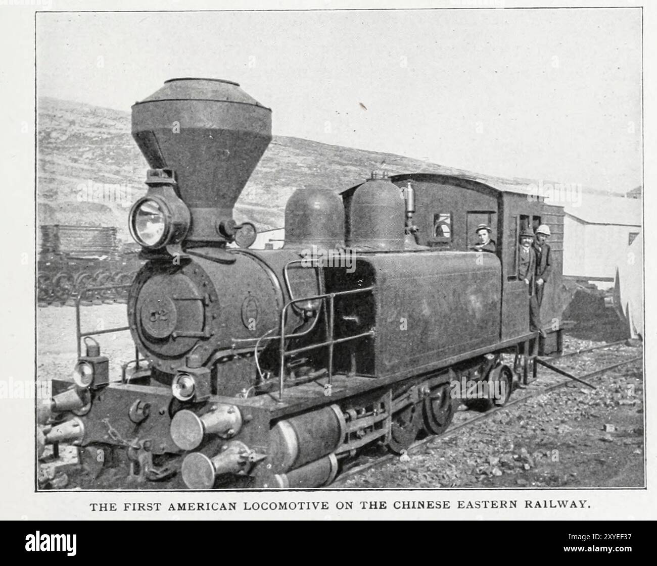 LA PRIMA LOCOMOTIVA AMERICANA SULLA FERROVIA ORIENTALE CINESE. DALL'ARTICOLO RUSSIA'S FIELD FOR ANGLO-SAXON ENTERPRISE IN ASIA. Di Alexander Hume Ford. Dalla rivista Engineering dedicata al progresso industriale volume XIX 1900 The Engineering Magazine Co Foto Stock