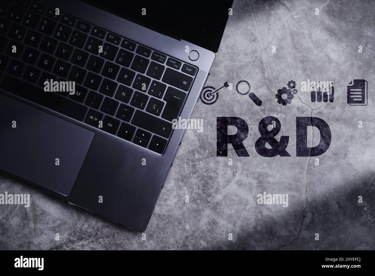 Laptop con vista dall'alto sulla scrivania con concetto di ricerca e sviluppo. Utilizzare il PC per la ricerca e lo sviluppo della tecnologia delle scienze aziendali. Foto Stock