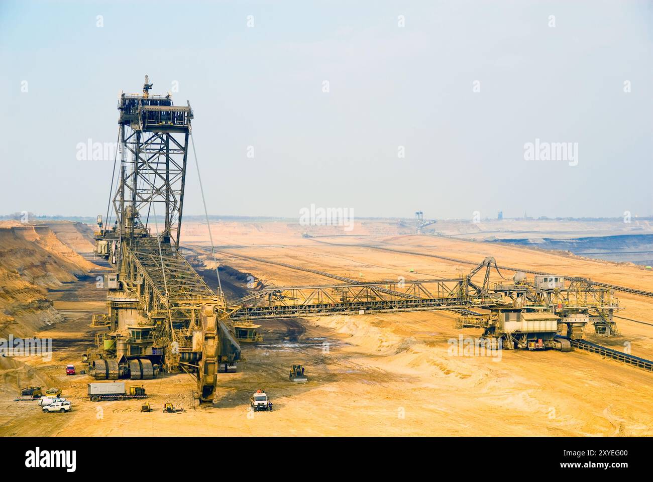 Escavatore in una miniera di lignite a cielo aperto Foto Stock