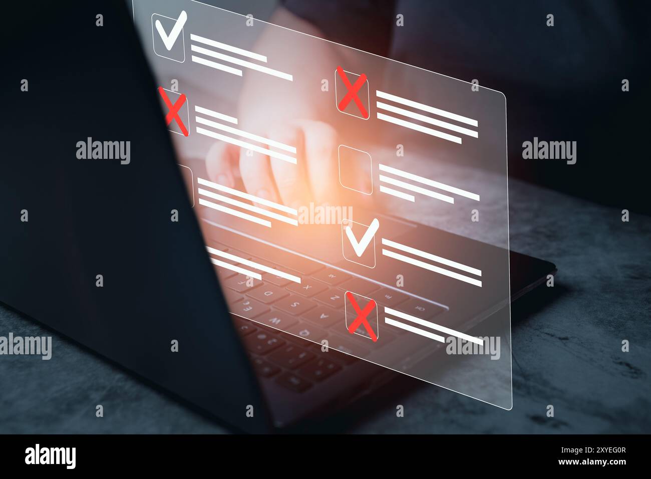 Documentare la certificazione di approvazione e il concetto della lista di controllo. Donna utilizza un laptop con lista di controllo per ologramma con progetti approvati e rifiutati. Concetto di monitoraggio delle prestazioni aziendali. Foto Stock