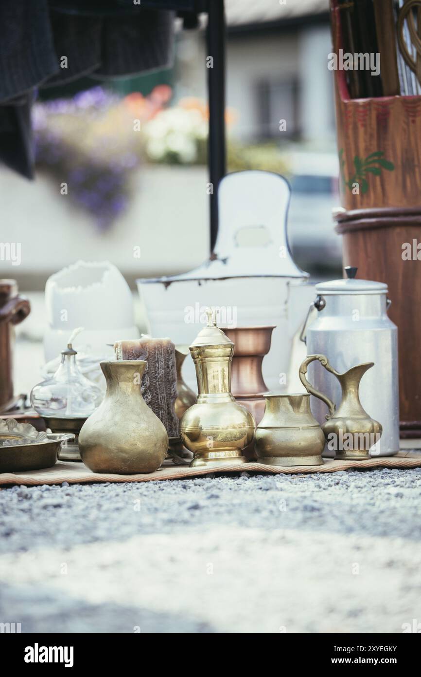 Antique teiere e tazze su un mercato delle pulci, all'aperto Foto Stock