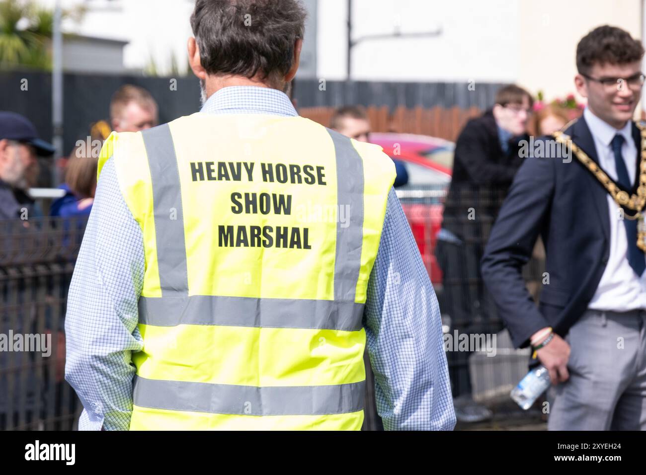 Heavy Horse Show Marshal in giubbotto riflettente, bordo della cornice sindaco di Causeway Coast e Glens, Ciarán McQuillan. Ballycastle, Regno Unito - 24 agosto 2024. Foto Stock