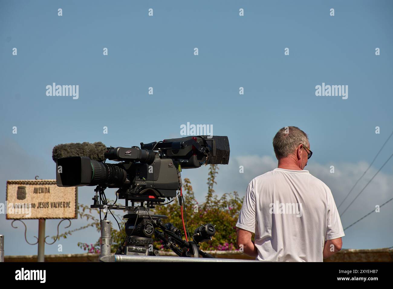 Bayona,Pontevedra,Spagna; agosto,27,2024;un cameraman televisivo posizionato su una piattaforma sopraelevata, che cattura le riprese dal vivo di un evento sportivo. La camma Foto Stock