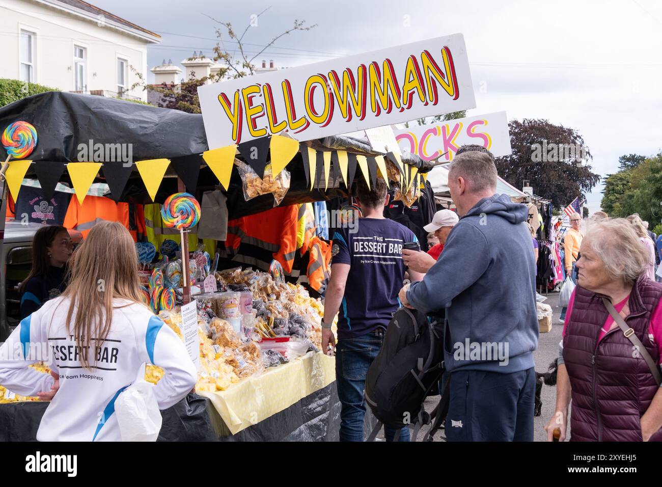 Commercio regolare in strada alla fiera di Ould Lammas, i visitatori vengono trattati con prelibatezze tradizionali, tra cui Yellow Man. Ballycastle, Regno Unito - 26 agosto 2024. Foto Stock