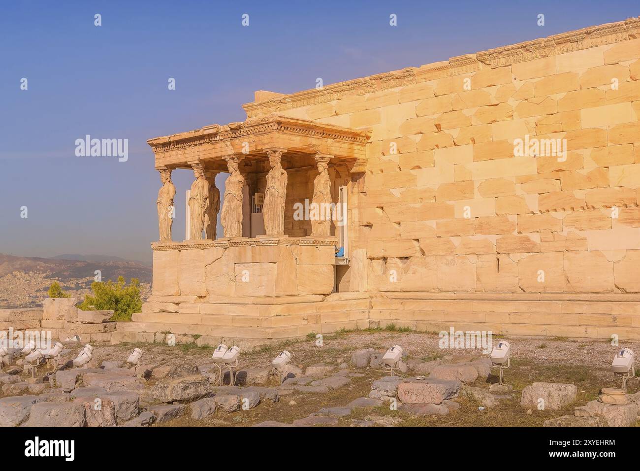 Acropoli greca, portico di cariatidi, Tempio di Erechtheum ad Atene, Grecia e cielo blu Foto Stock