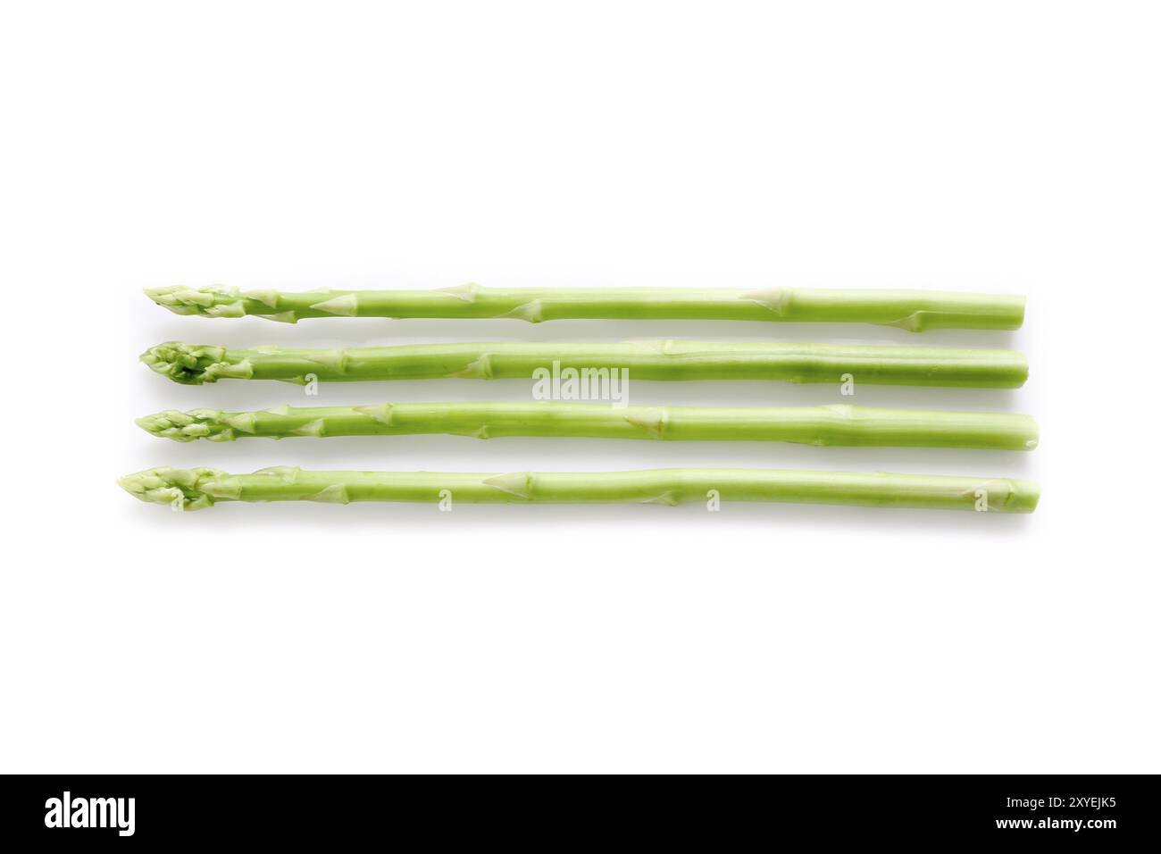 Asparagi freschi isolati su sfondo bianco Foto Stock