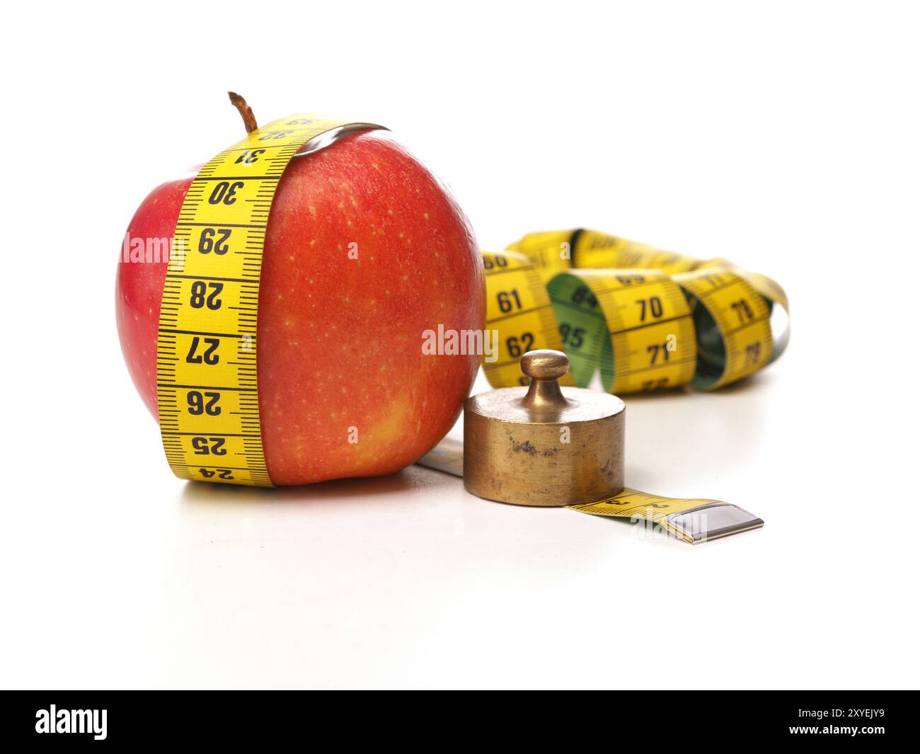 La dieta o guadagno di peso Concetto di immagine con un nastro di misurazione e un apple, isolato su bianco Foto Stock