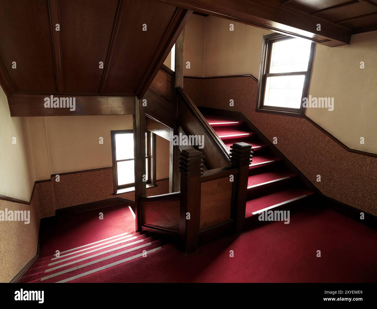 Antiche scale in legno con tappeti rossi in giapponese ryokan hotel Foto Stock