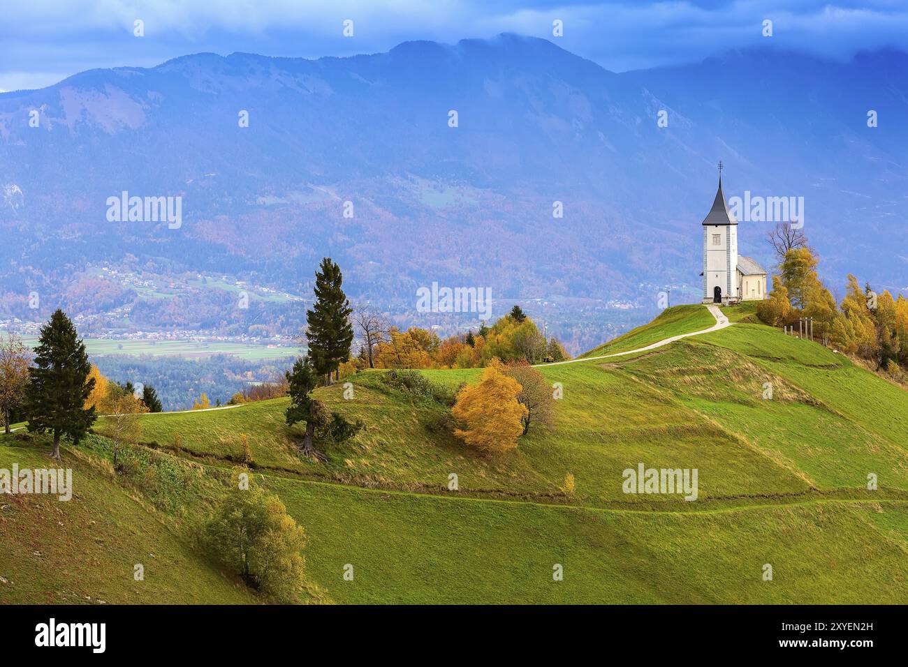 Slovenia, panorama autunnale con i Santi Primus e la Chiesa Feliciana in cima alla collina nella campagna slovena, in Europa Foto Stock