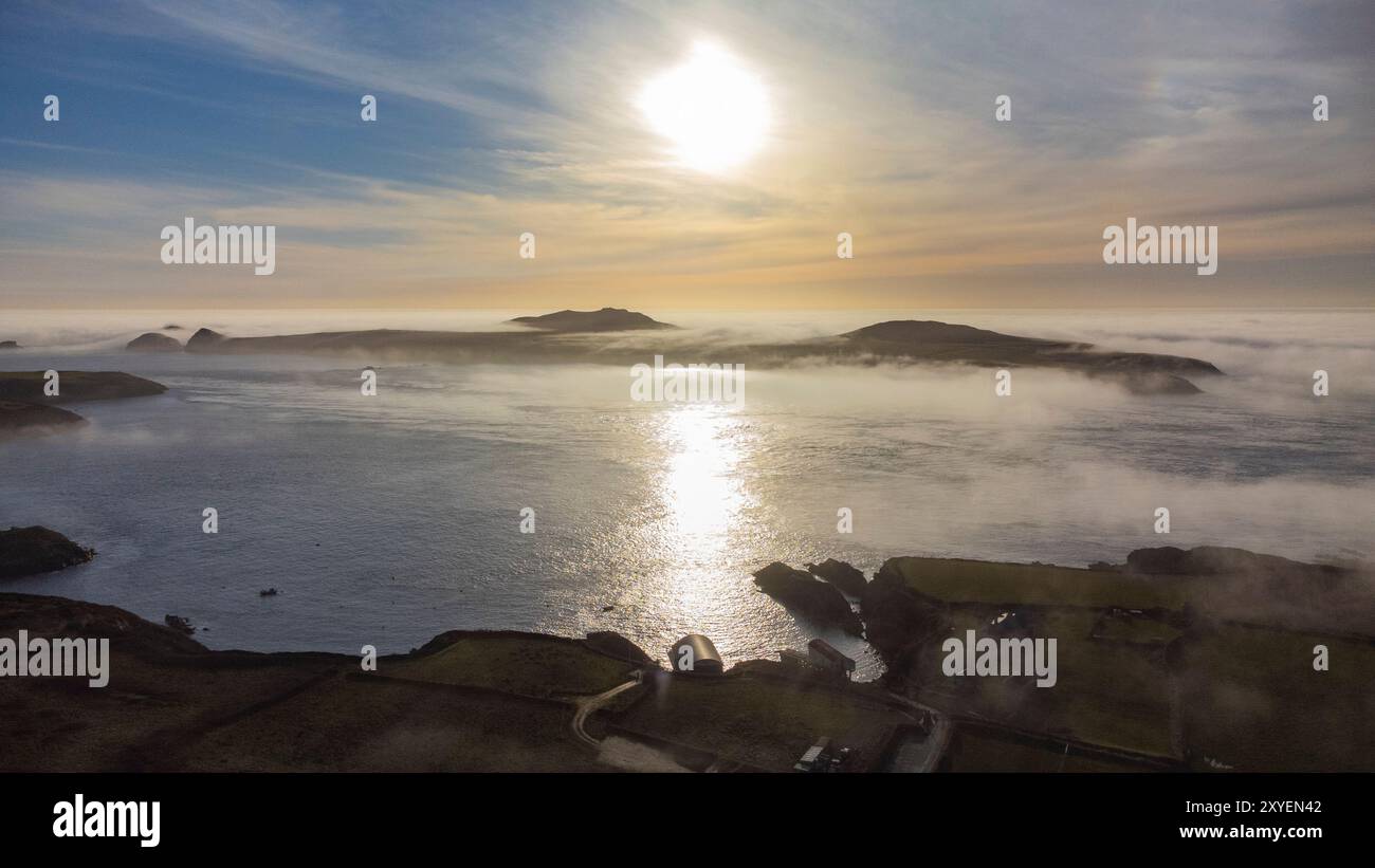 Veduta aerea delle basse nuvole su Ramsey Island, St David's, Pembrokeshire, Galles, Regno Unito Foto Stock