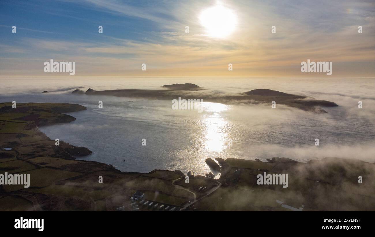 Veduta aerea delle basse nuvole su Ramsey Island, St David's, Pembrokeshire, Galles, Regno Unito Foto Stock