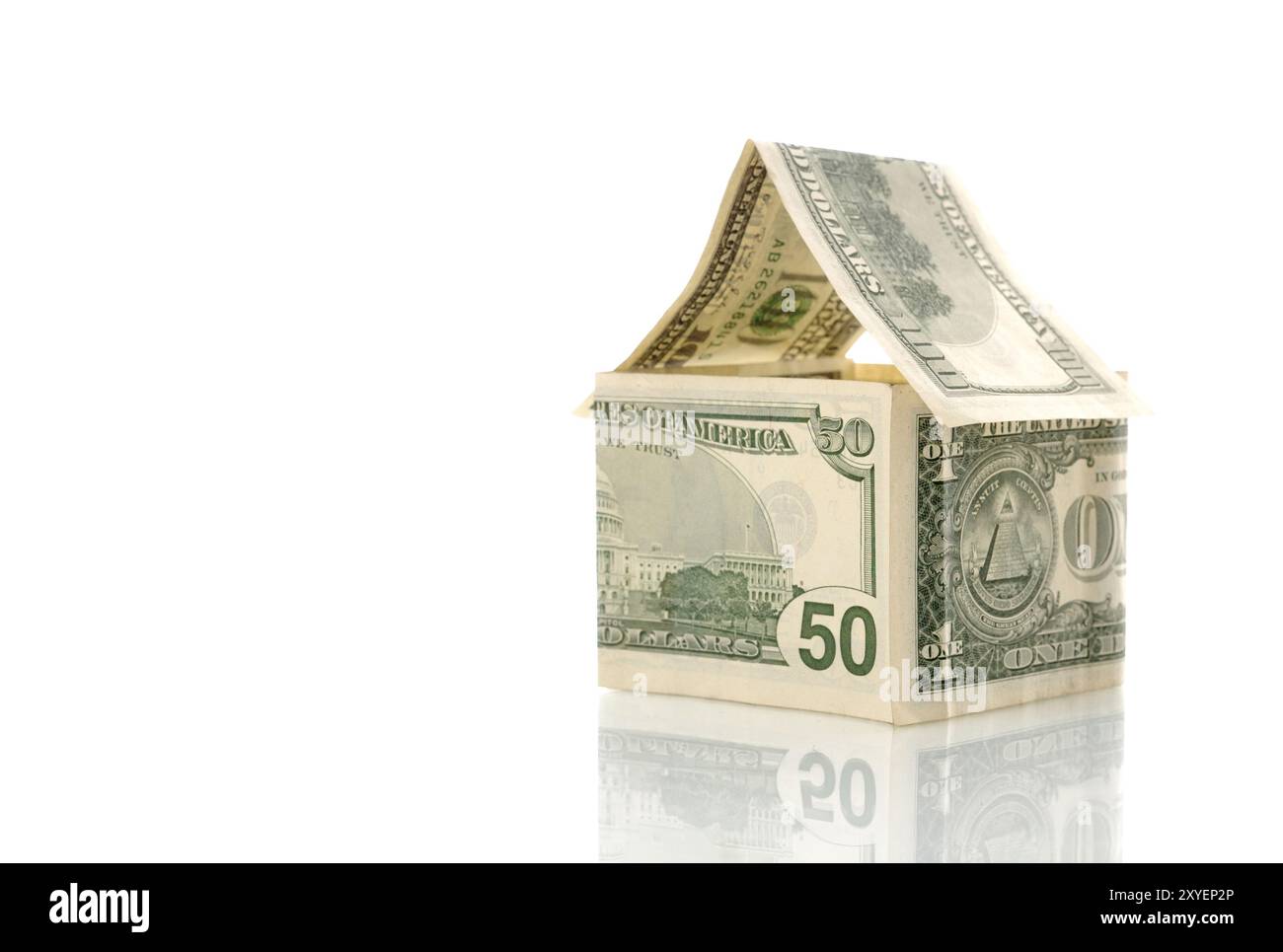 Casa fatta di soldi su sfondo bianco, investimenti, immobili, affitto, concetto di alloggio Foto Stock