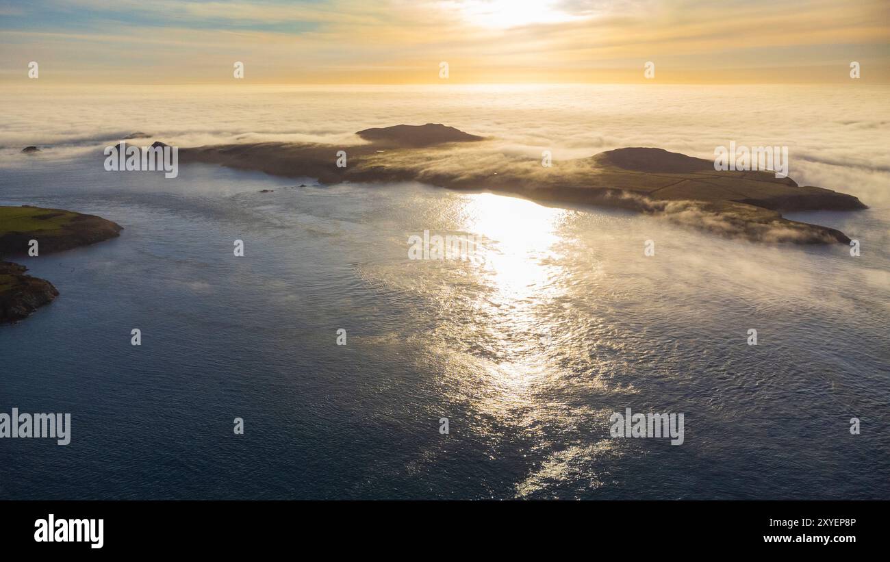 Veduta aerea delle basse nuvole su Ramsey Island, St David's, Pembrokeshire, Galles, Regno Unito Foto Stock