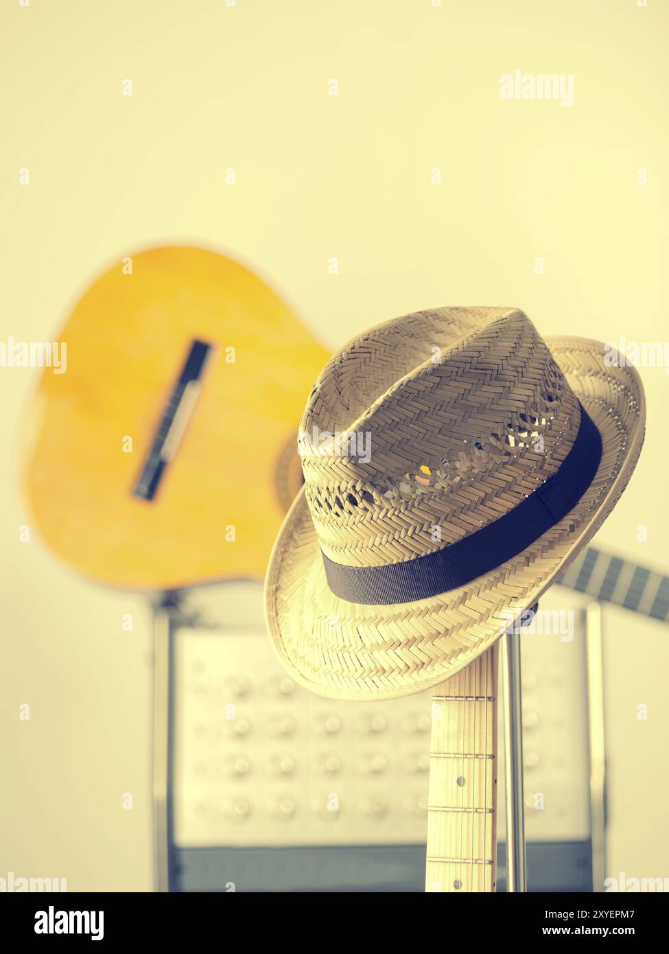 Cappello di paglia su un elettrico chitarra vintage in un studio Foto Stock