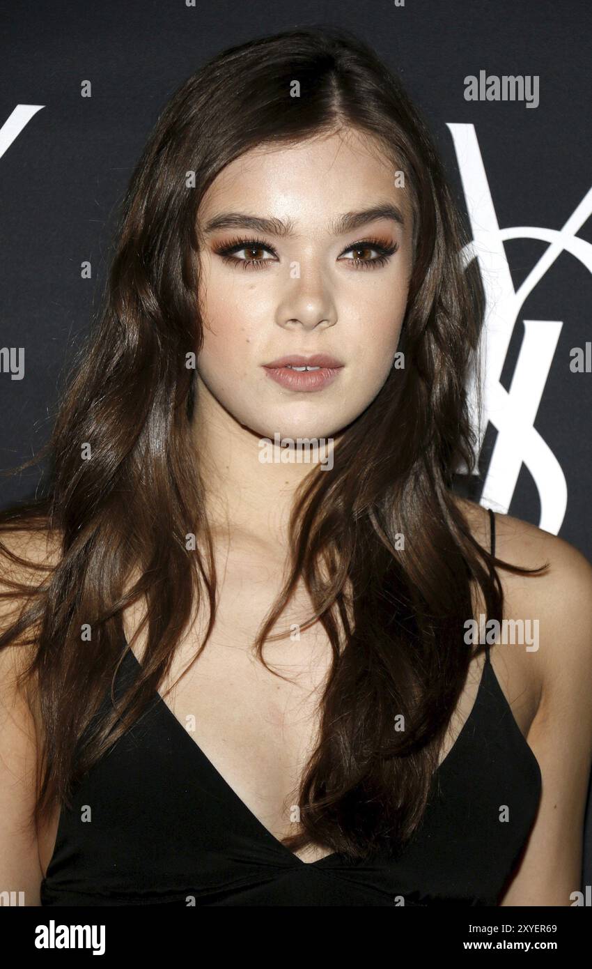 Hailee Steinfeld di Zoe Kravitz celebra il suo nuovo ruolo con Yves Saint Laurent Beauty tenutosi al Gibson Brands Sunset a West Hollywood, Stati Uniti lo scorso maggio Foto Stock