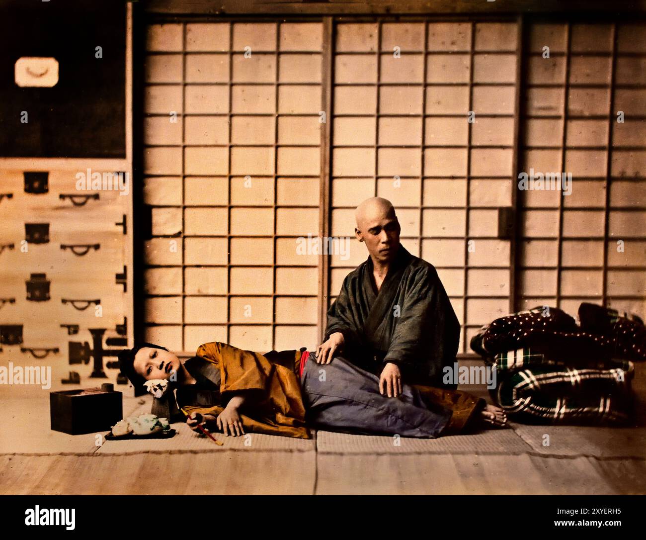 ANMA massaggiante clienti femminili 1886-1890 Adolfo Farsari (1841-1898) fotografa italiana con sede a Yokohama, foto giapponese in bianco e nero colorata a mano Giappone fine XIX - inizio del XX secolo fotografia d'albume d'epoca ( storia storica ) riproduzione digitale migliorata . ( uomo, che fornisce massaggi professionalmente. ) Foto Stock