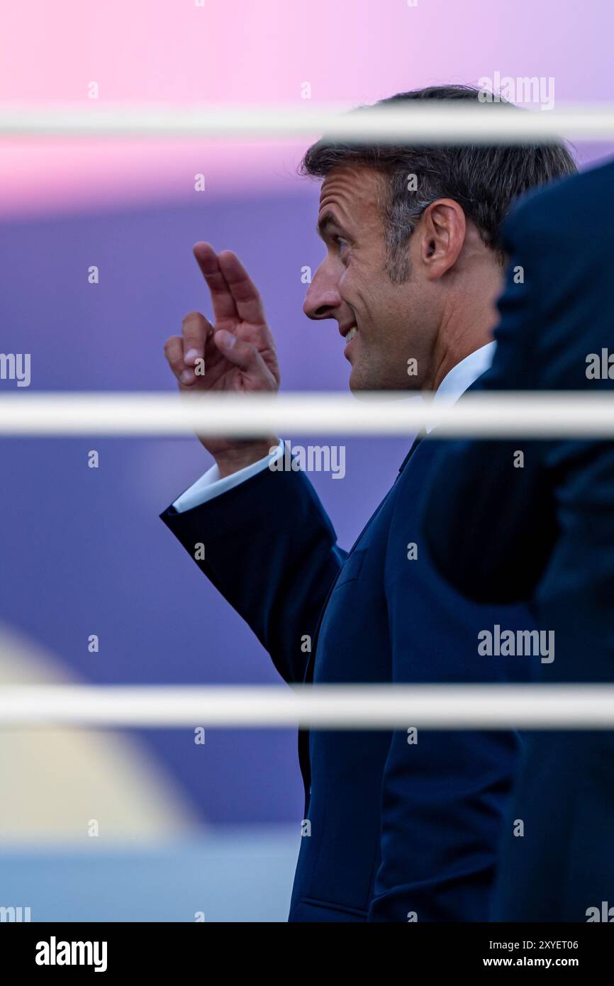 Emmanuel Macron Presidente della Repubblica di Francia durante la cerimonia di apertura ai Giochi Paralimpici di Parigi 2024 svoltisi in Place de la Concorde a Parigi (Francia) il 28 agosto 2024. Foto Stock