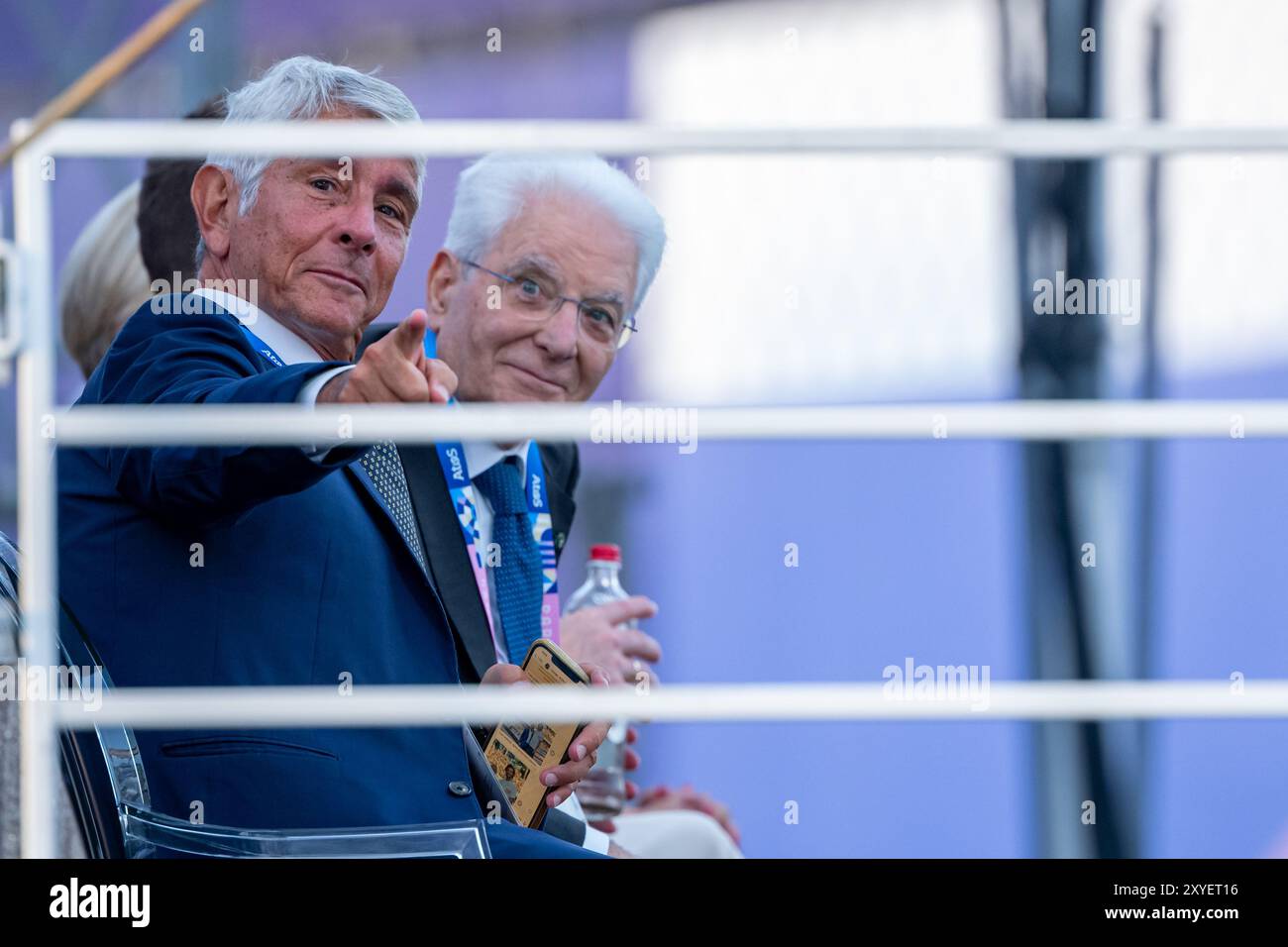 Andrea Abodi Italia Ministro dello Sport e della Gioventù insieme al Presidente della Repubblica Italiana Sergio Mattarella durante la cerimonia di apertura ai Giochi Paralimpici di Parigi 2024 svoltasi in Place de la Concorde a Parigi (Francia), il 28 agosto 2024. Foto Stock