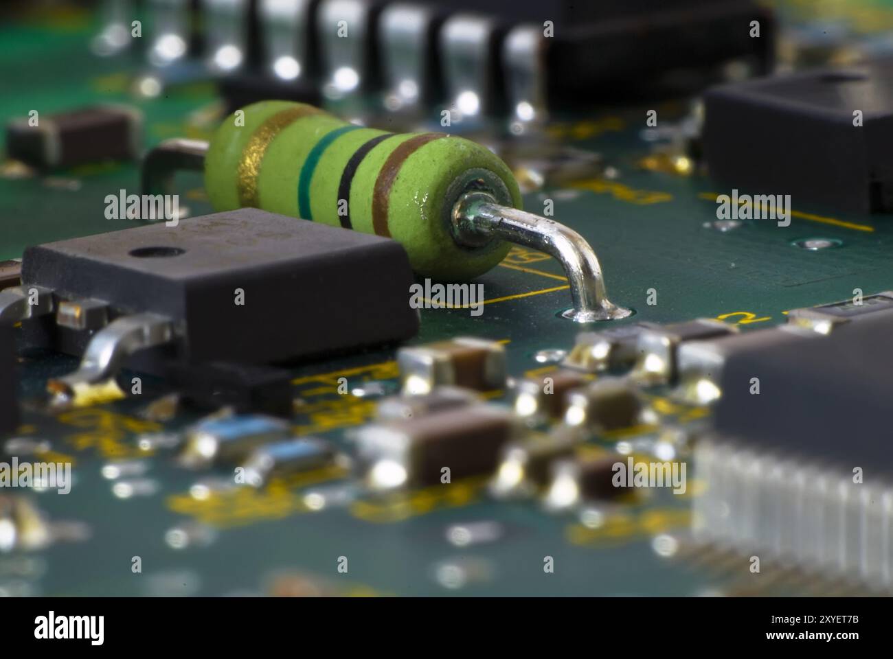 Resistenza elettrica su una scheda a circuiti stampati Foto Stock