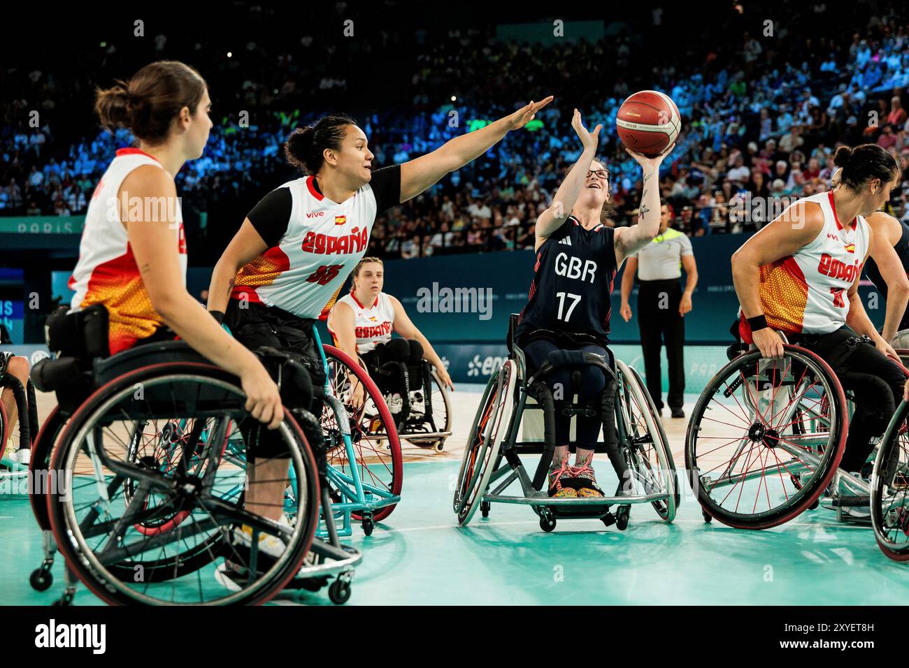 PARIGI, FRANKREICH 29. Agosto - Rollstuhlbasketball Spanien - Grossbritannien Damen Paris 2024 Paralimpiadi AM 29.08.2024 nella der Bercy Arena di Parigi Frankreich. Isabel Lopez (spagnolo, 55), Maddison Martin (Grossbritannien, 17) im Wurf Foto Stock
