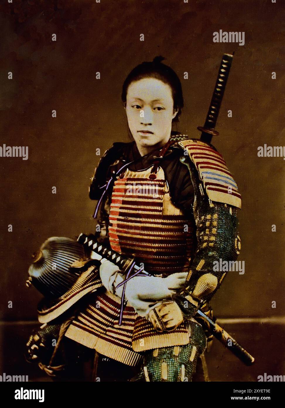 Ritratto di Samurai in armatura 1873-1875 di Suzuki Shin`ichi i .His è una foto giapponese in bianco e nero colorata a mano dalla fine del XIX secolo all'inizio del XX secolo. Si tratta di una fotografia d'albume d'epoca, migliorata digitalmente. Foto giapponese in bianco e nero colorata a mano Giappone fine XIX - inizio XX secolo fotografia d'albume d'epoca ( storia storica ) riproduzione digitale migliorata. Foto Stock