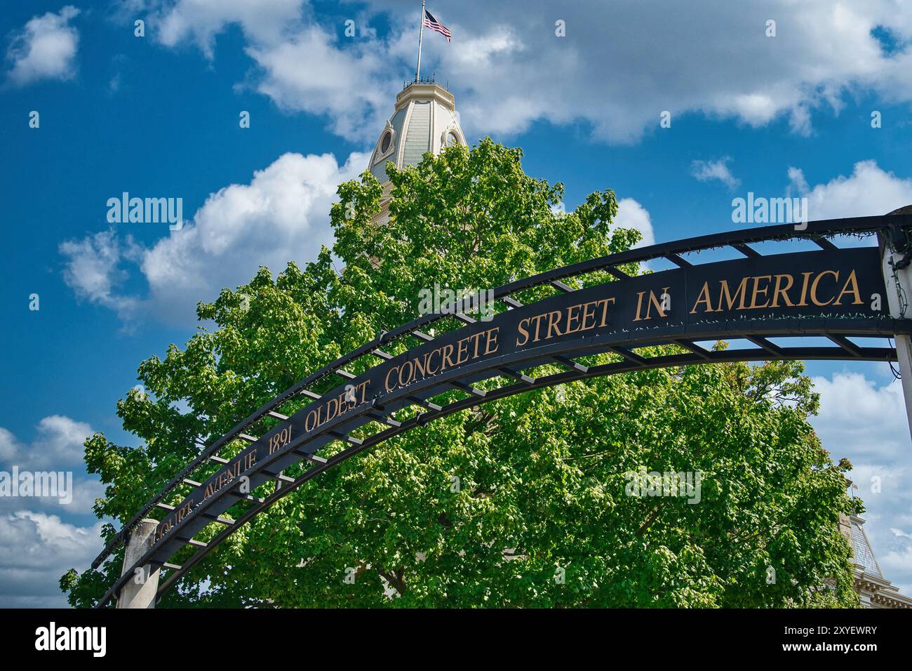 Court Avenue è una piccola strada nel centro di Bellefontaine, Ohio, conosciuta come la prima strada degli Stati Uniti ad essere lastricata di cemento. Foto Stock